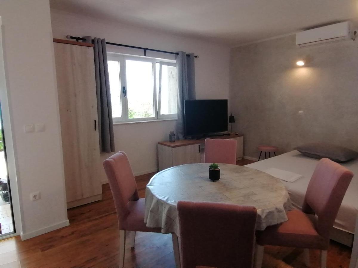 Apartmani Mares - 20 M From The Beach Brela Værelse billede