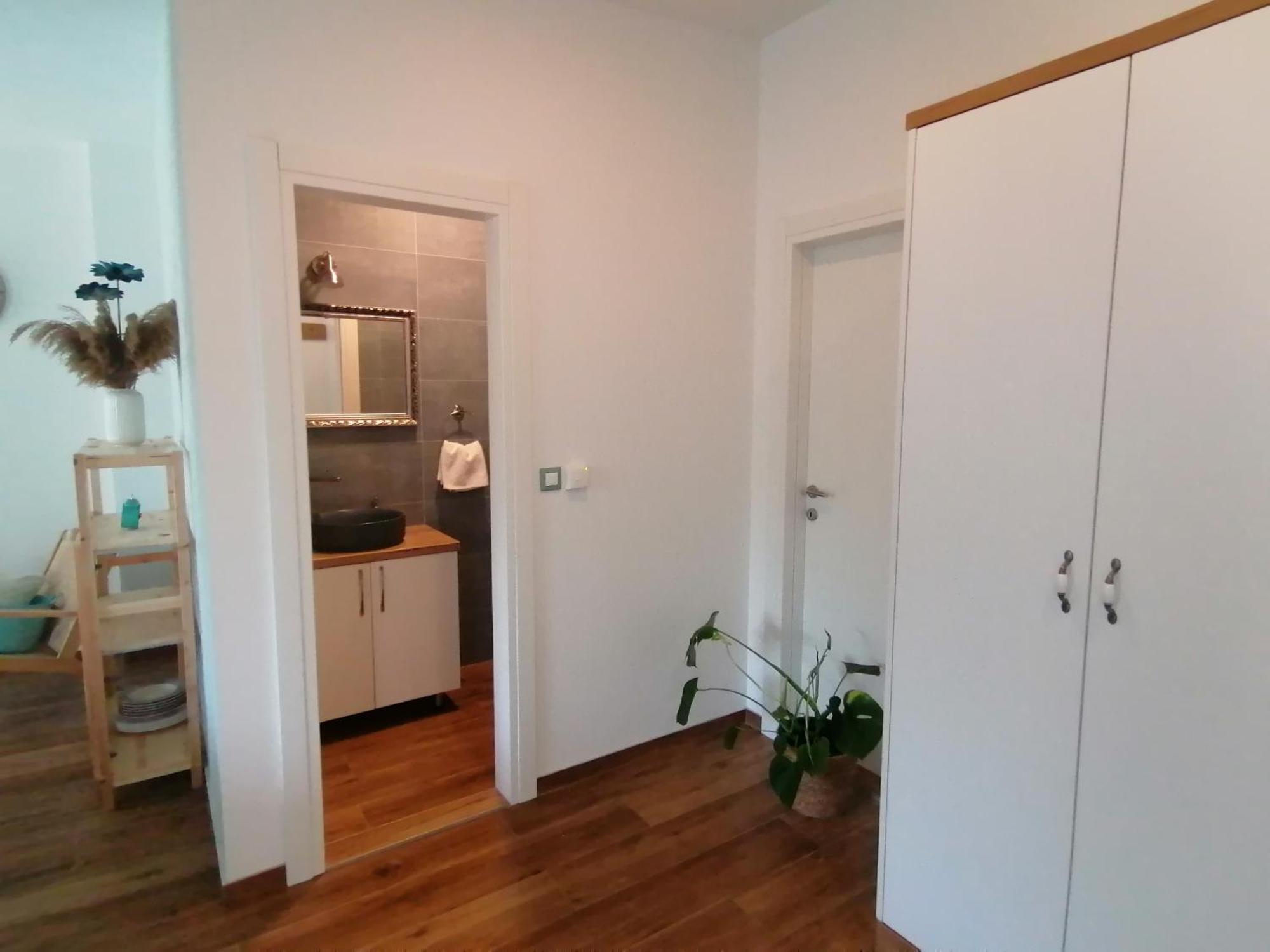 Apartmani Mares - 20 M From The Beach Brela Eksteriør billede